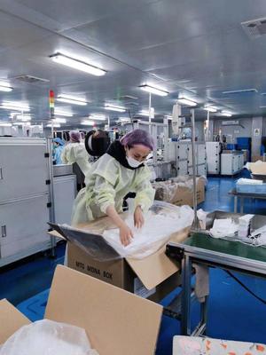 星光下的坚守 上海技术志愿者夜援口罩生产线